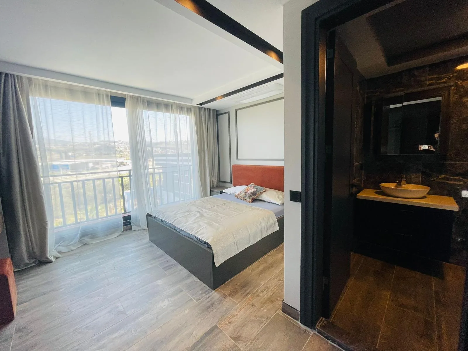 Bedroom with balcony and en-suite bathroom