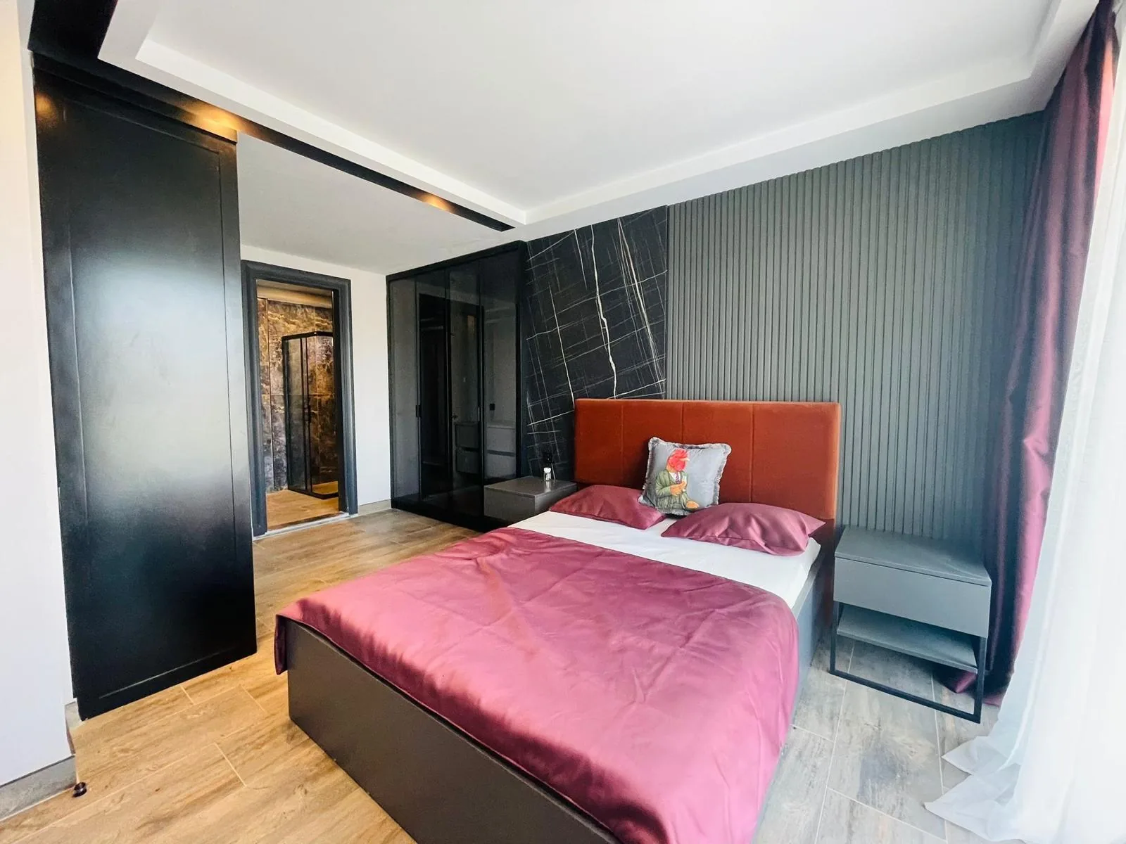 Bright double bedroom with en-suite bathroom