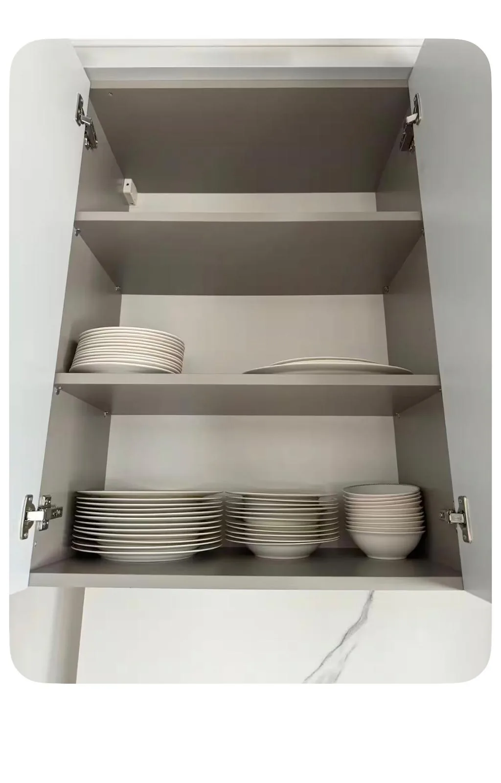 Kitchen equipment: plates and bowls